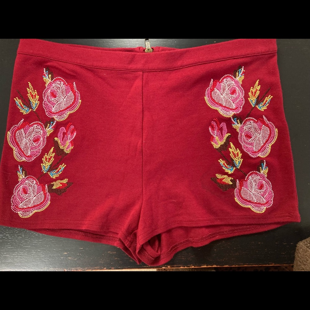 Staring at stars red embroidered mid rise short shorts size L
